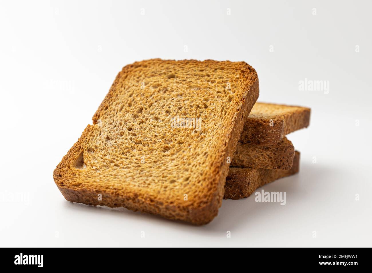 Biscotti di grano integrale su sfondo bianco Foto Stock