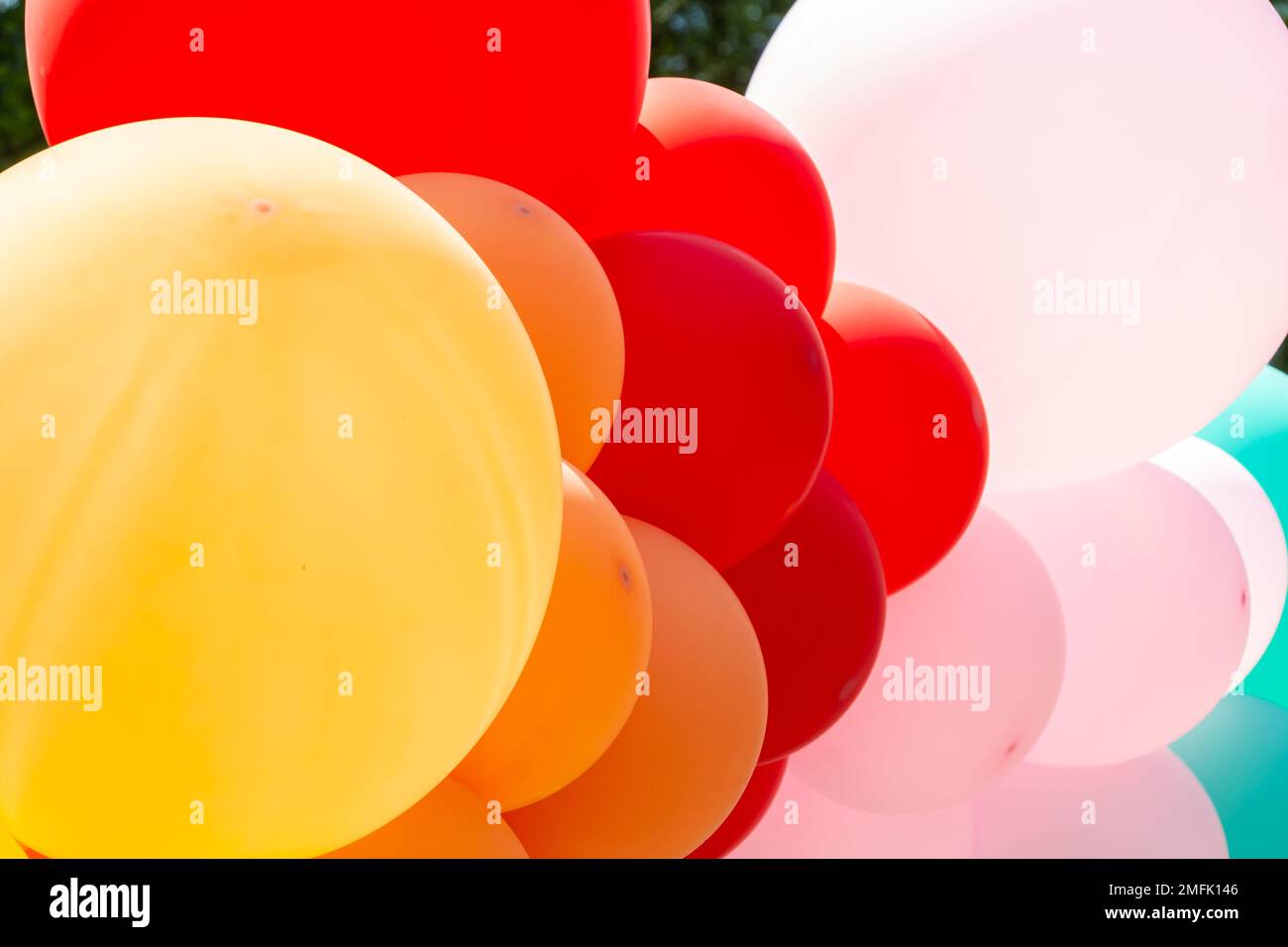Palloncini luminosi e colorati come sfondo astratto. palloncini colorati, festeggiamenti. Foto Stock