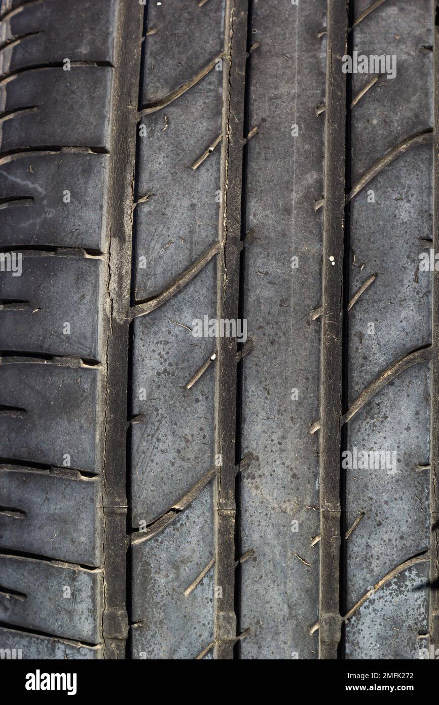 Vista ravvicinata del vecchio sfondo nero degli pneumatici intemperiti. Foto Stock