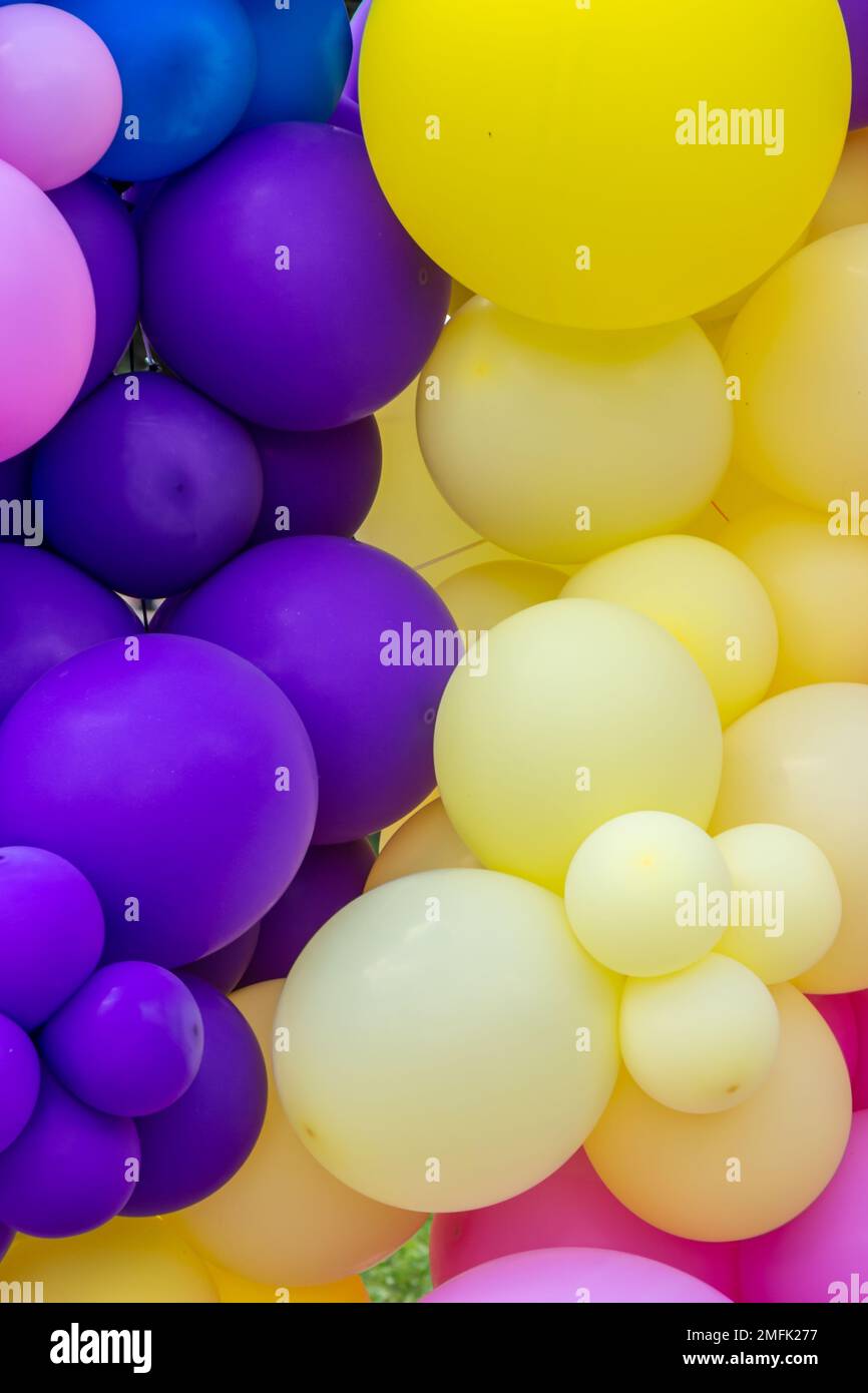 Sfondo luminoso astratto di jumble di palloncini arcobaleno colorato, celebrando. Foto Stock