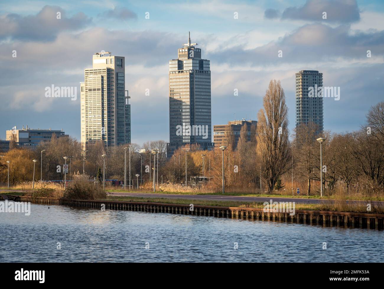 Paesaggio urbano di Amsterdam, vista sui grattacieli del quartiere di Omval e sul canale Weespertrekvaart Foto Stock