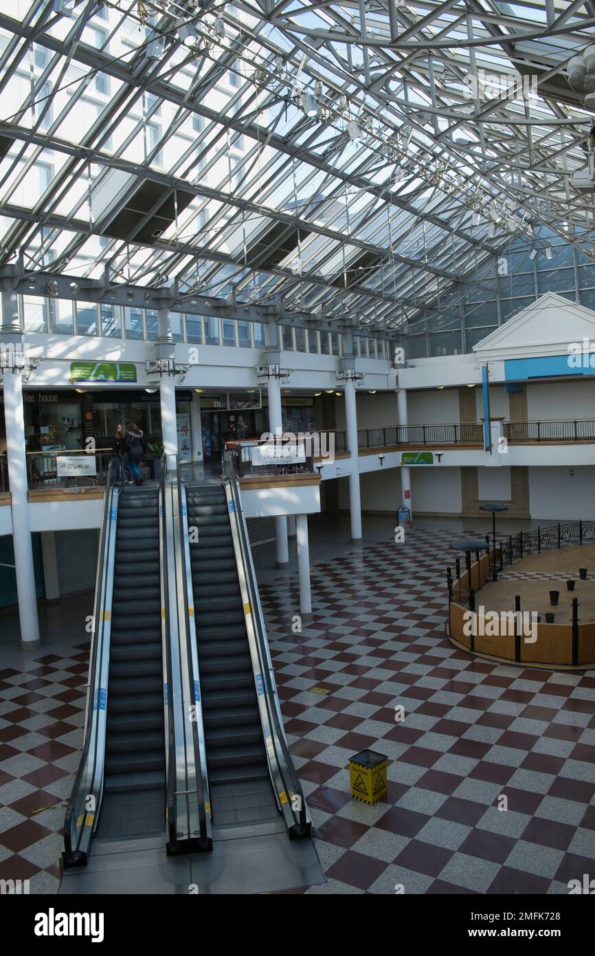 Un deserto Whitgift Centre a Croydon il sabato a pranzo. Foto Stock