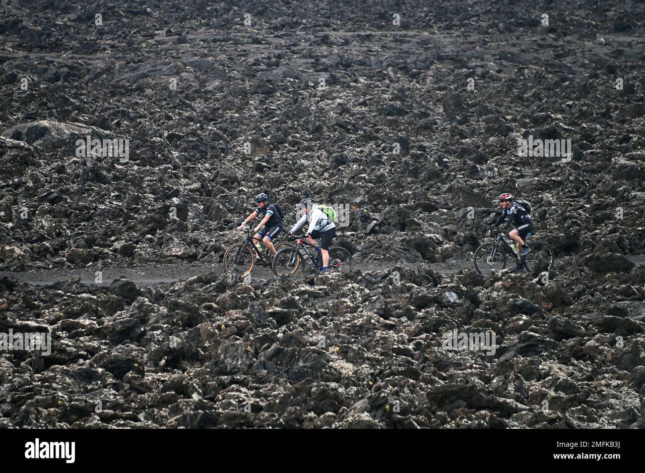 Mountain Bikers nel Parco Nazionale di Timanfaya a Lanzarote. Foto Stock