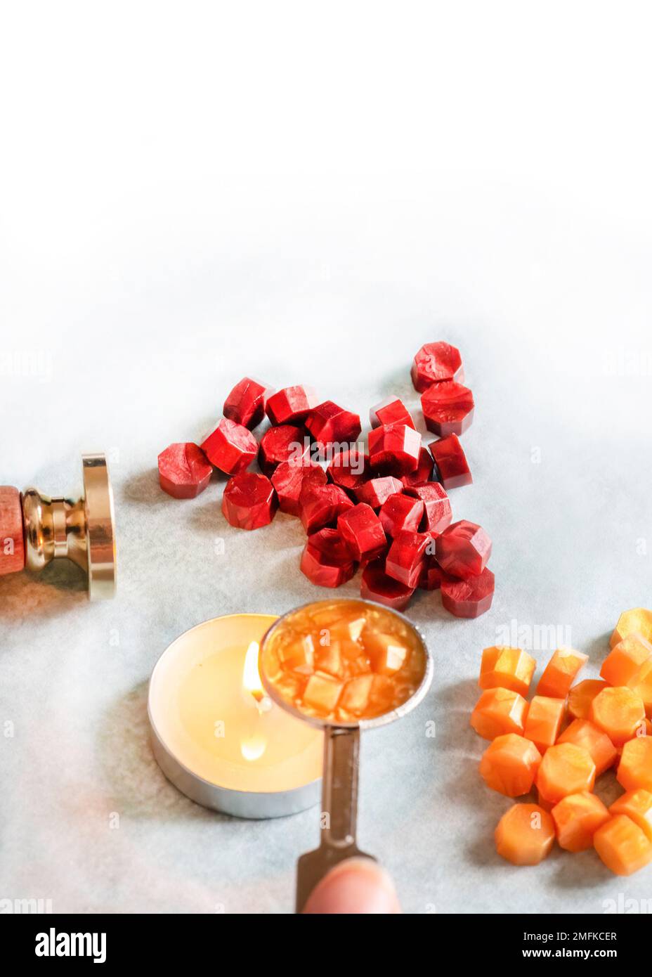 Sigilli di cera di candela che sono un metodo tradizionale di sigilli delle lettere e dei documenti, che coinvolgono la cera calda ed un bollo di sigillo, immagine verticale con spazio di copia Foto Stock