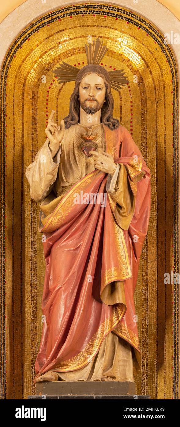 IVREA, ITALIA - 15 LUGLIO 2022: Lo statu policromo scolpito del cuore di Gesù nella chiesa Santuario Monte Stella. Foto Stock