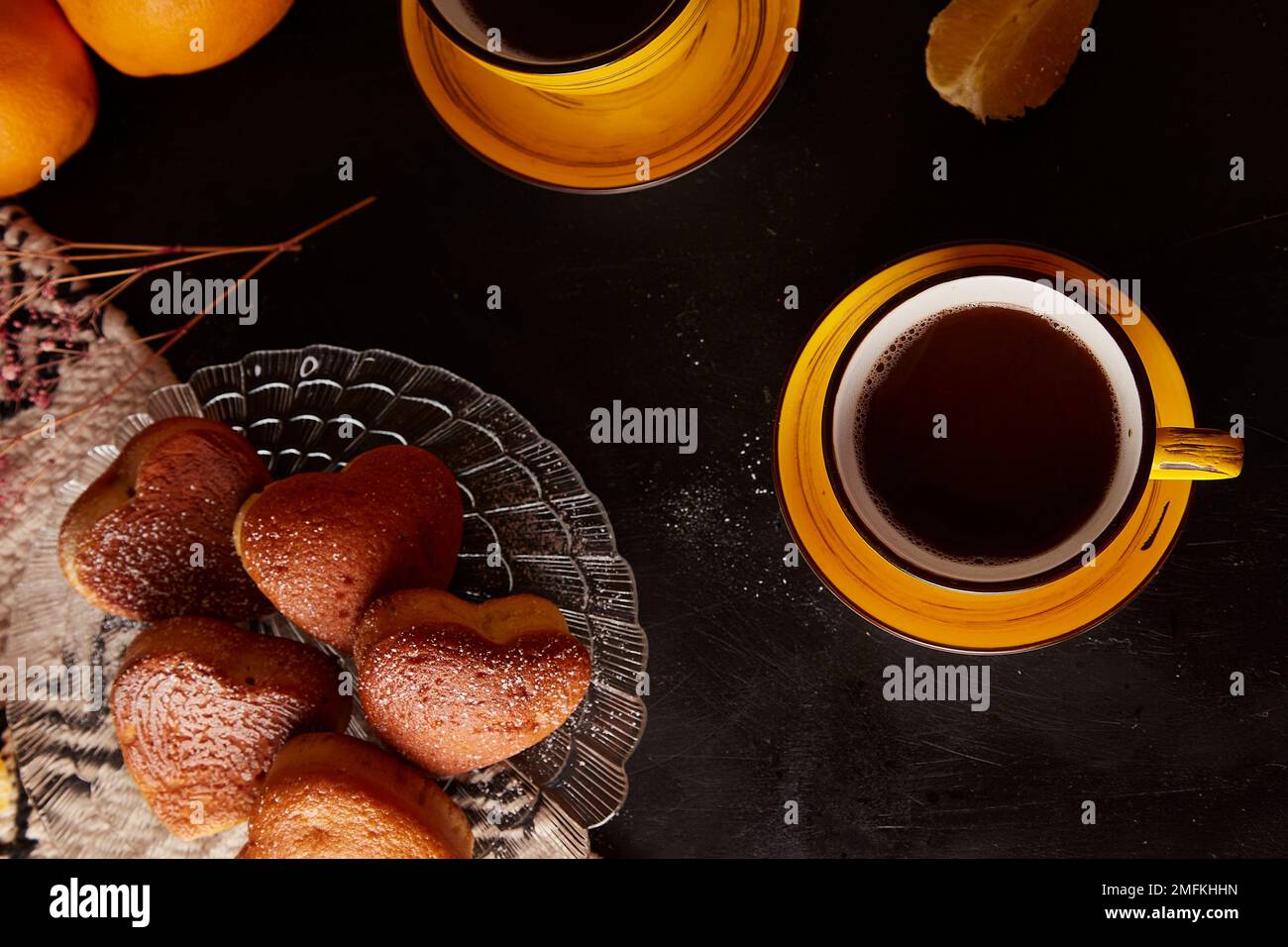 Muffin fatti in casa a forma di cuore al gusto d'arancia per San Valentino. Tempo del tè estetica piatto lay. Foto Stock