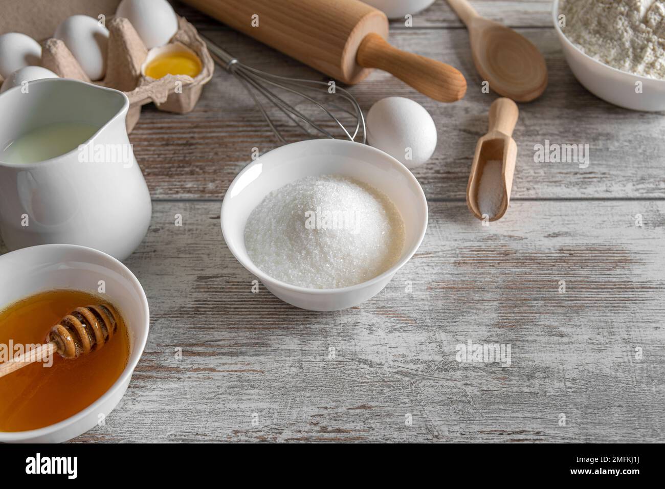 Prodotti per la cottura sul tavolo da cucina. Foto Stock