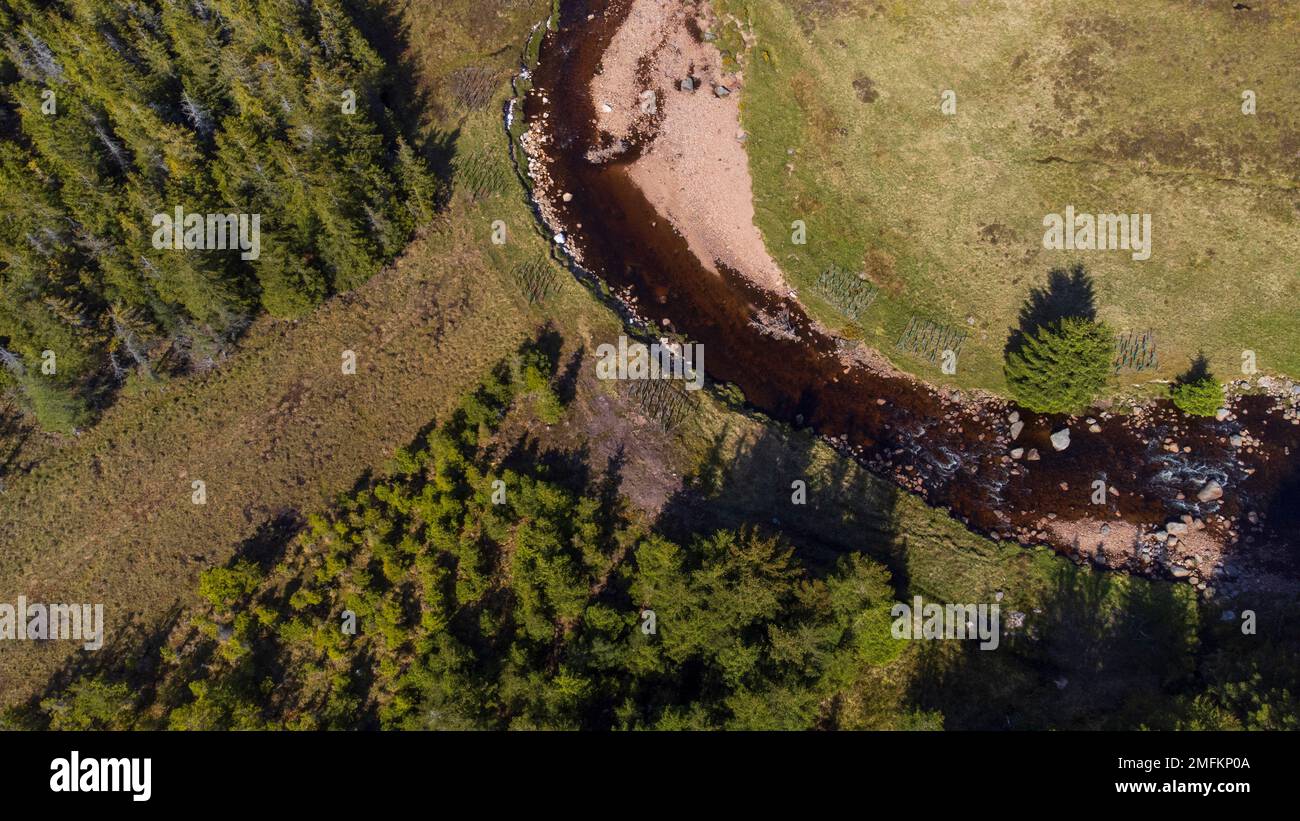 Vista aerea del fiume Muick e della pineta sulla Balmoral Estate nel Parco Nazionale di Cairngorms nelle Highlands scozzesi, Foto Stock