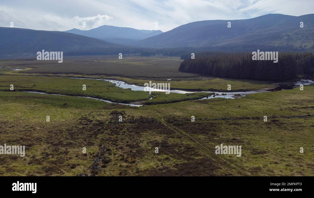 Vista aerea del fiume Muick e della pineta sulla Balmoral Estate nel Parco Nazionale di Cairngorms nelle Highlands scozzesi, Foto Stock