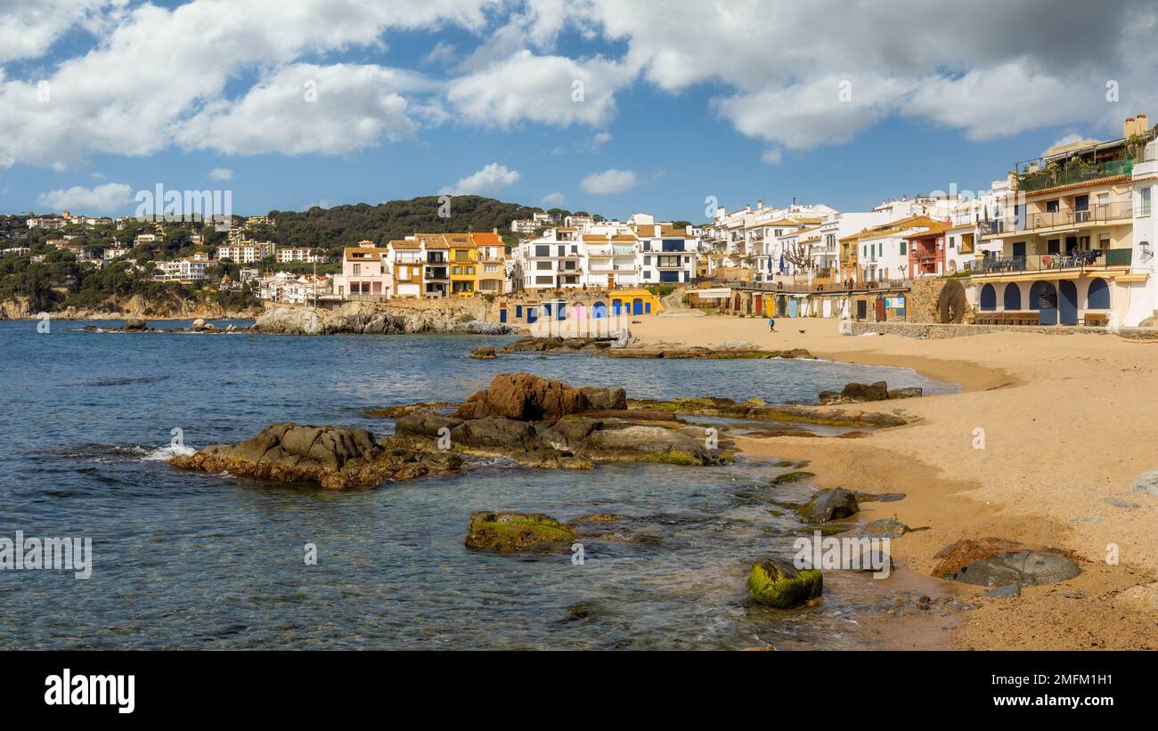 Calella de Palafrugell, imbiancati tradizionale villaggio di pescatori e una meta turistica e una destinazione per le vacanze sulla Costa Brava Catalogna. Foto Stock