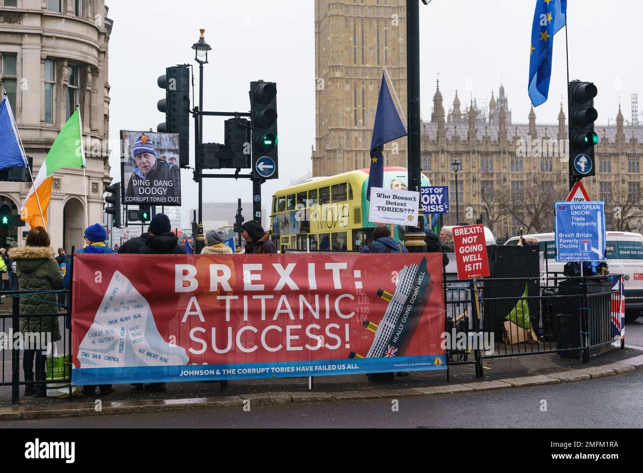 Westminster, Londra. 25th gennaio 2023. Un gruppo di manifestanti contro la Brexit si riunisce vicino a Piazza del Parlamento. Credit: Bridget Catterall/Alamy Live News Foto Stock