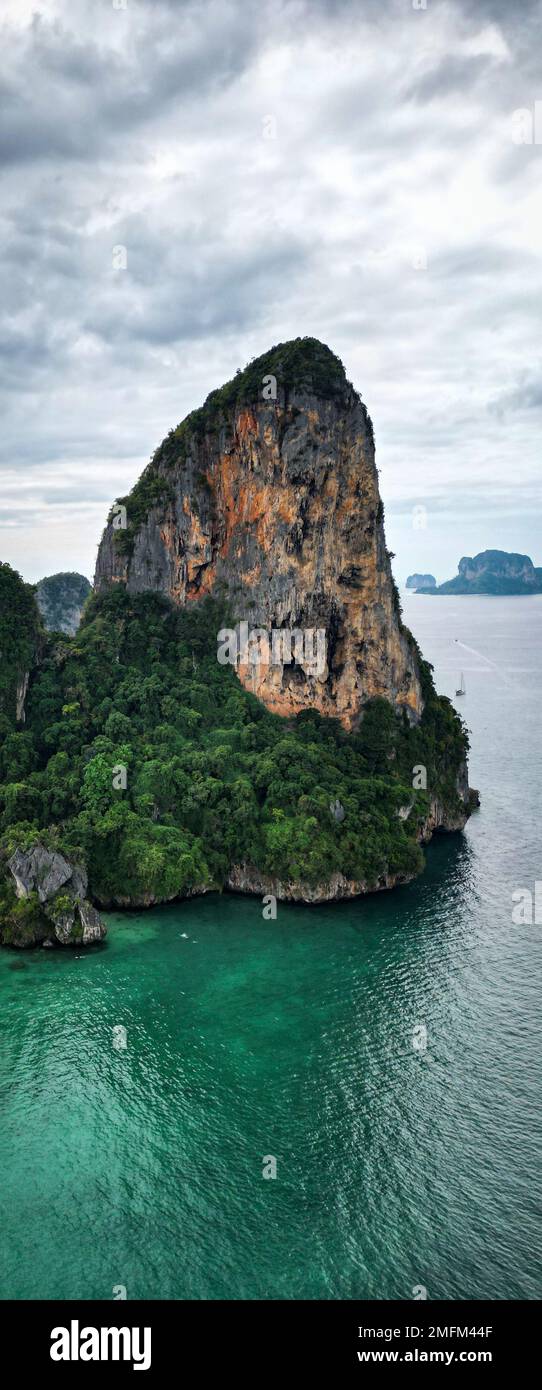 Un colpo verticale di scogliere boscose e mare turchese sulla spiaggia di Railay a Krabi, Thailandia Foto Stock
