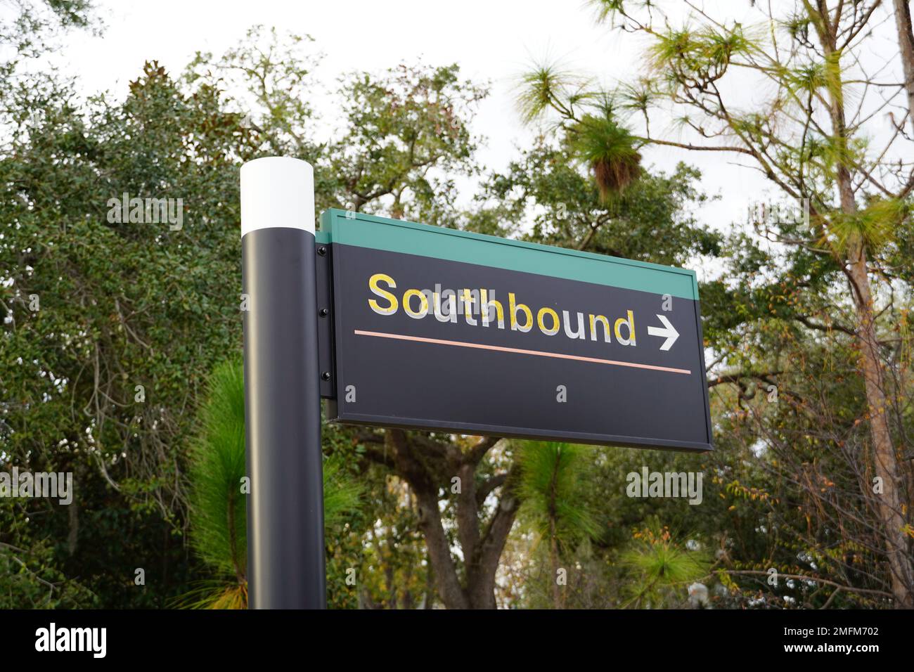 WINTER PARK, FLORIDA, Stati Uniti d'America - 2 gennaio 2022: Vista del cartello Downtown Southbound Train immagine Foto Stock