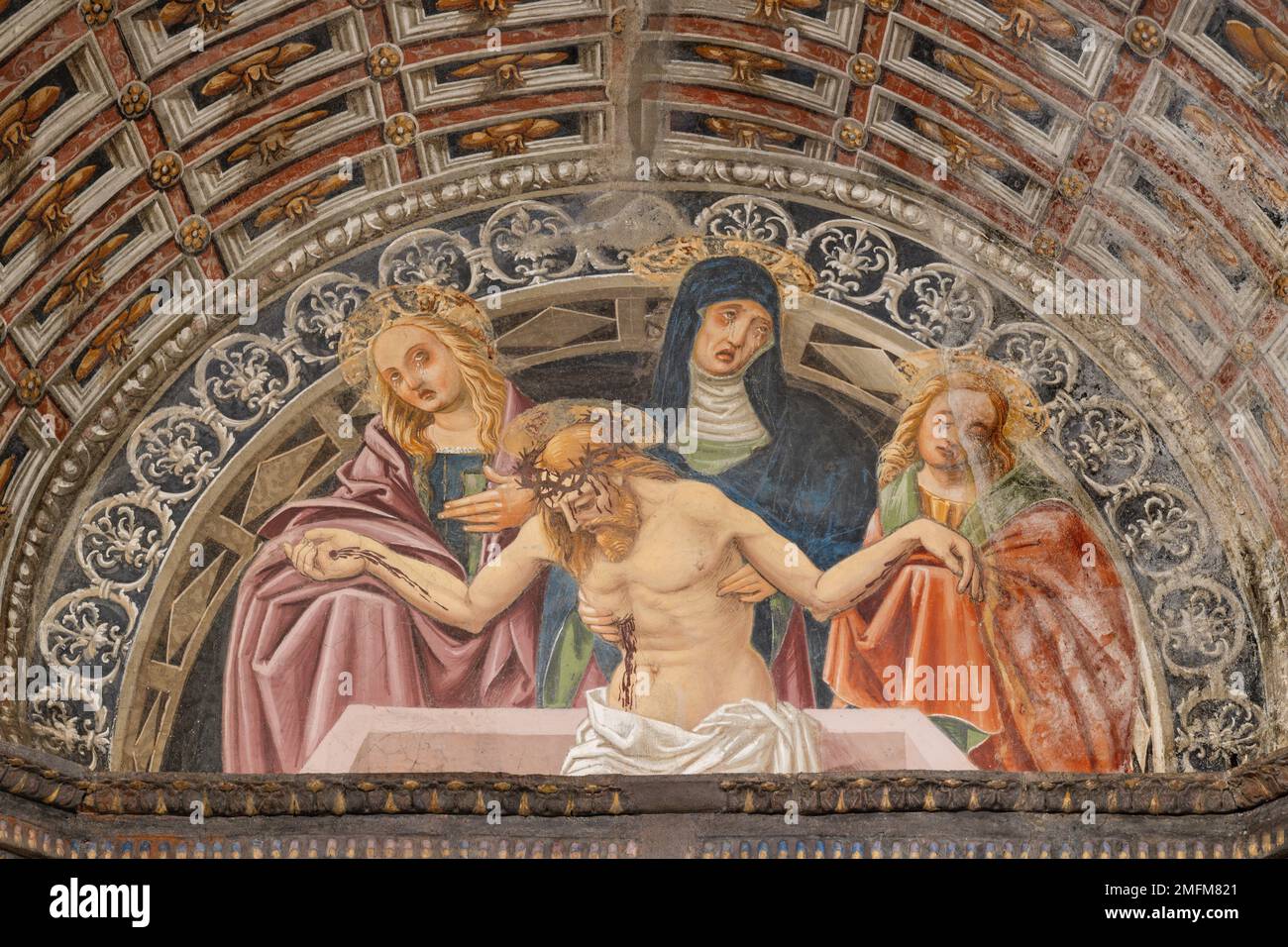 BIELLA, ITALIA - 15 LUGLIO 2022: La sepoltura di Gesù affresco sulla facciata della chiesa di San Sebastiano dal 19. cent. Foto Stock