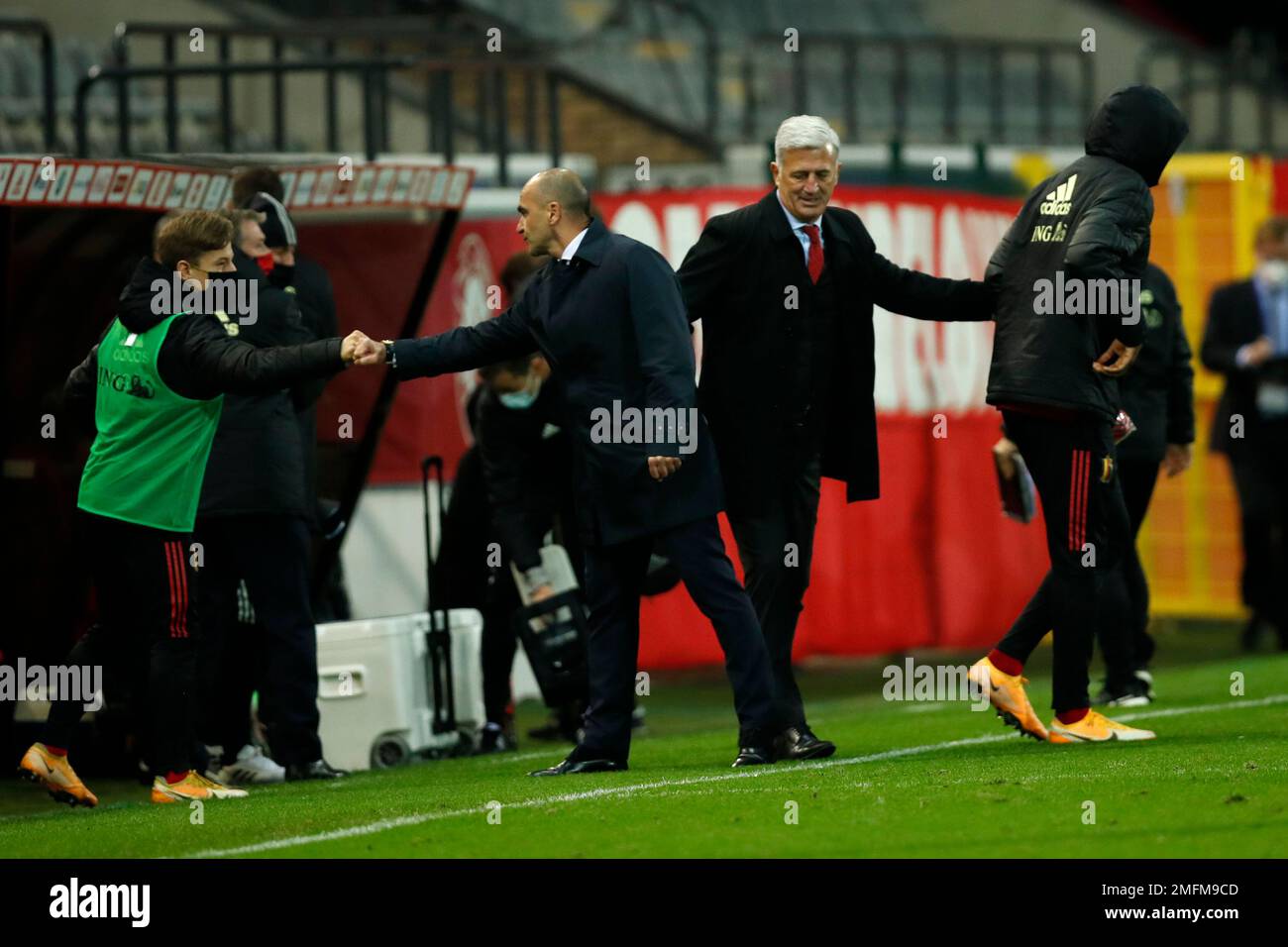 Belgium head coach Roberto Martinez, center left, and Switzerland head coach Vladimir Petkovic, center right, during an international friendly soccer match between Belgium and Switzerland at the King Power stadium in Leuven, Belgium, Wednesday, Nov. 11, 2020. (AP Photo/Francisco Seco) Foto Stock