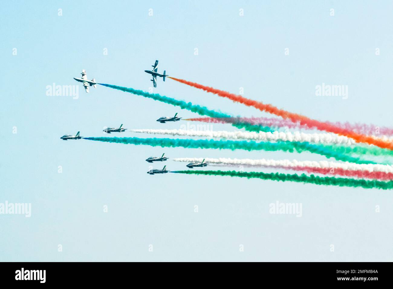 Tricolore trecce dell'aviazione militare italiana, volo durante una mostra, il fumo degli aerei forma i colori della bandiera italiana Foto Stock