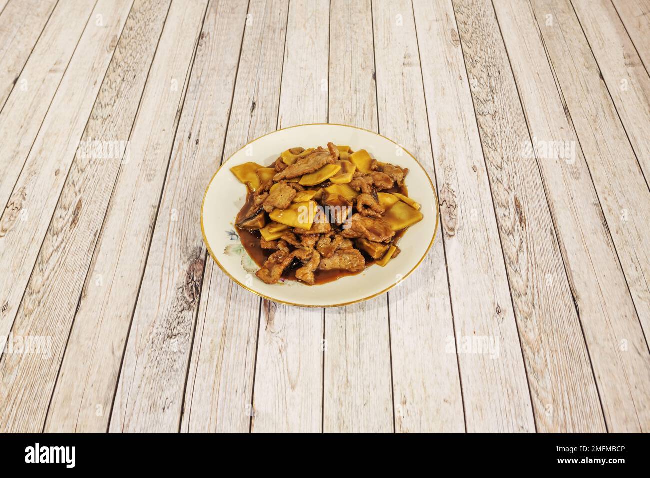 Il manzo con bambù e una salsa dal sapore orientale e i funghi di bambù e shiitake aggiungono un tocco di sapore e consistenza Foto Stock