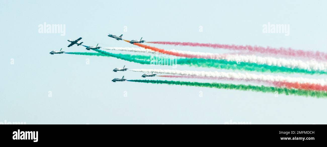 Tricolore trecce dell'aviazione militare italiana, volo durante una mostra, il fumo degli aerei forma i colori della bandiera italiana Foto Stock