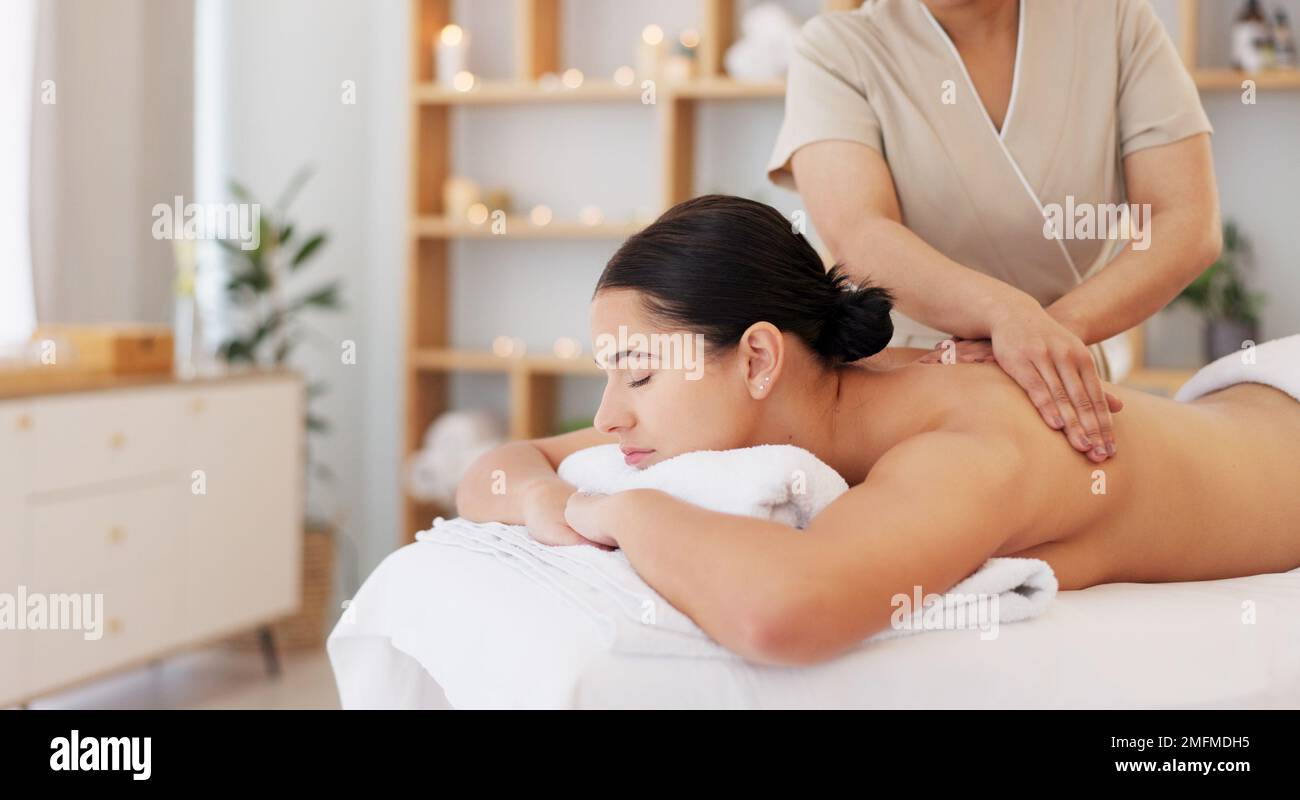 Massaggi, terapia termale di lusso e donna al centro benessere per lo stress, il sollievo dal dolore e per il relax del corpo. Calma, persona di pace e fisioterapia biologica zen Foto Stock