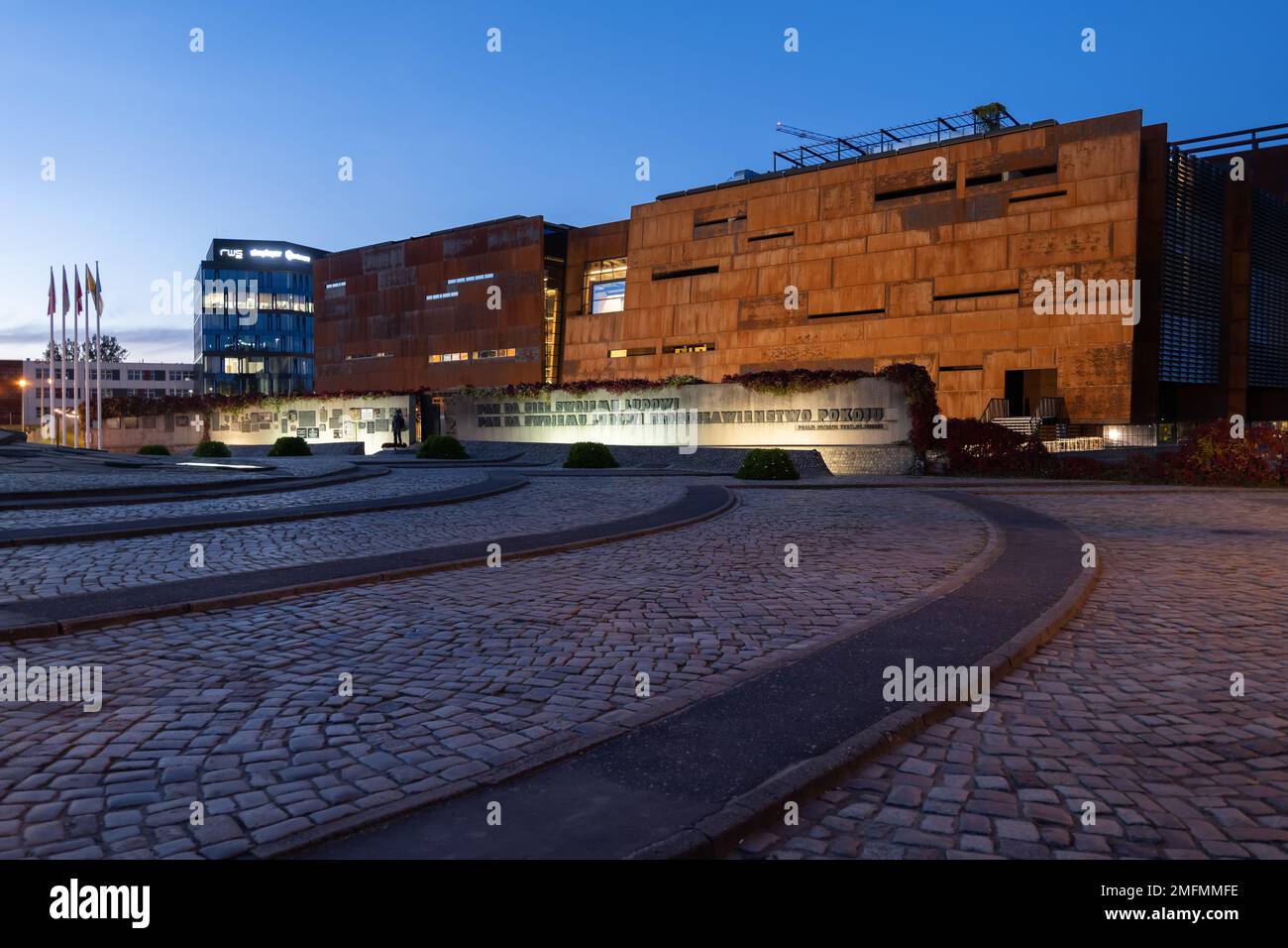 Gdansk, Polonia - 7 ottobre 2022 - il Centro di solidarietà europeo (polacco: Europejskie Centrum Solidarności) edificio di notte con museo, biblioteca, e Foto Stock