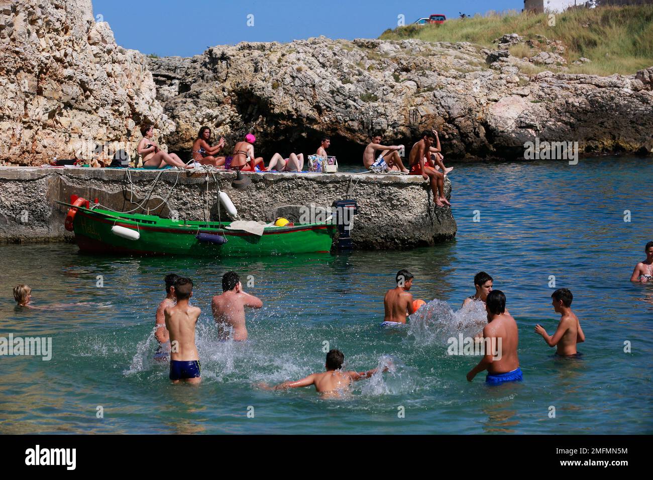 Ragazzi giocanti-Polignono spiaggia-Puglia Foto Stock