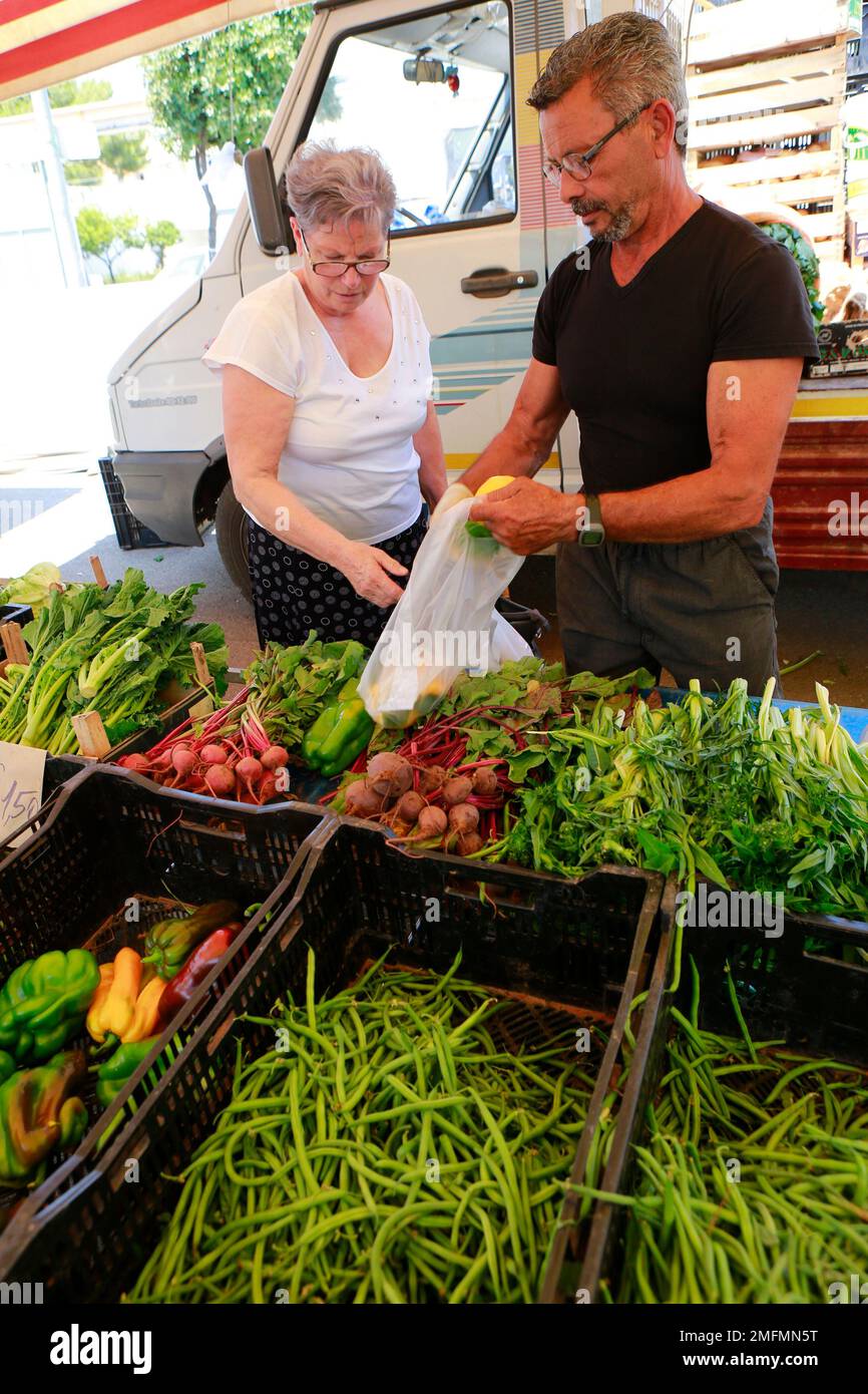 Donna che acquista ortaggi in un mercato agricolo di Gallipoli-Puglia Foto Stock