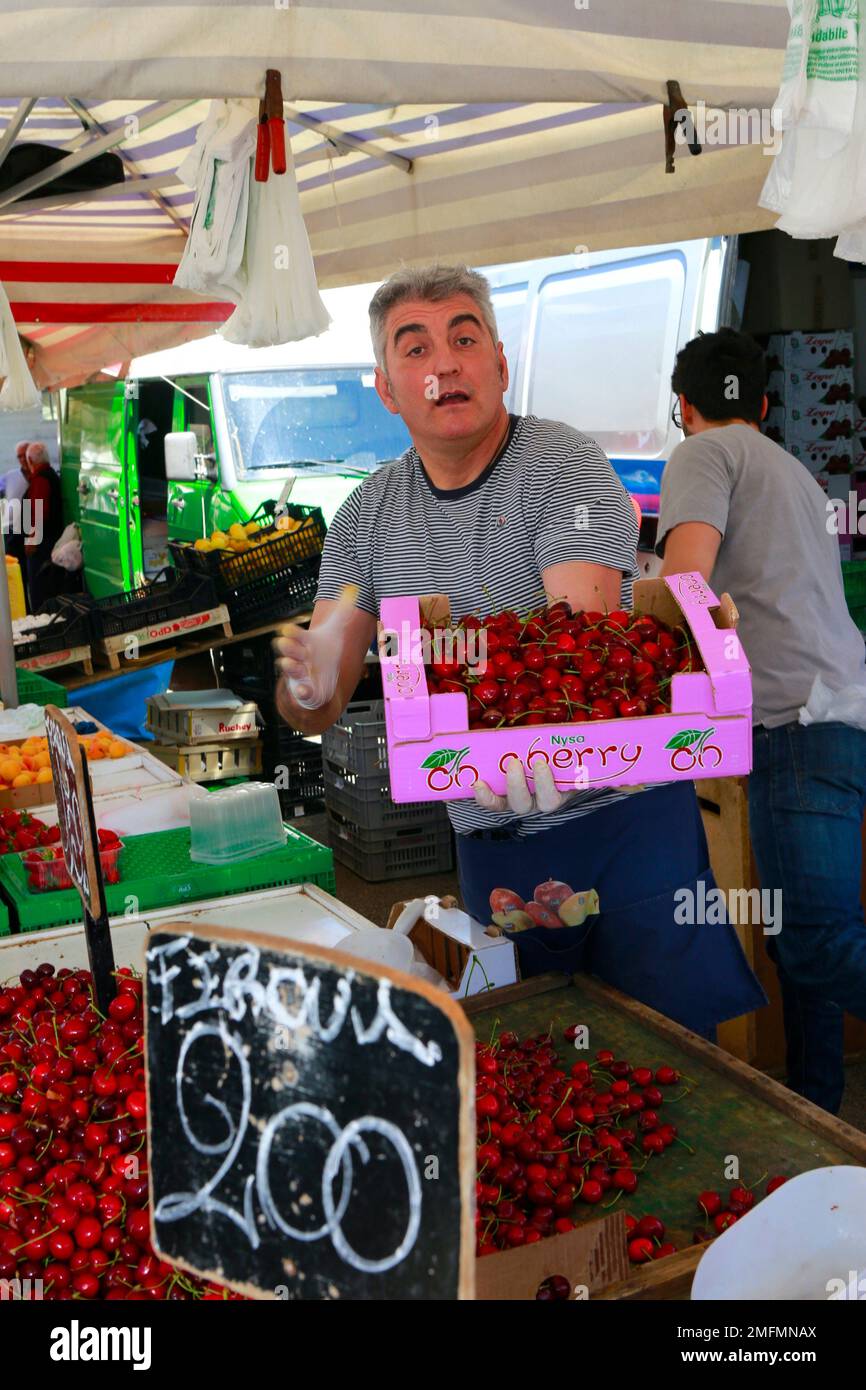 Commerciante agricolo con ciliegie in Puglia, Italia Foto Stock