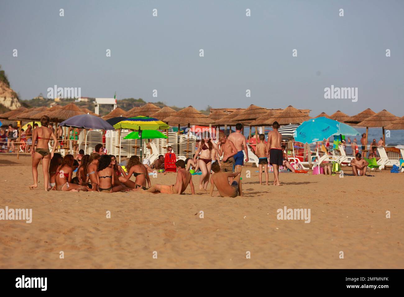 Persone sulla spiaggia in Sicilia Foto Stock