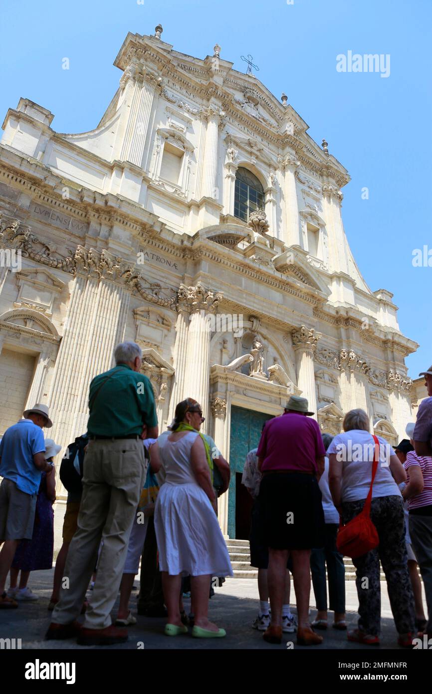 Turisti alla chiesa di Sant'Irene, Lecce, Puglia, Italia Foto Stock