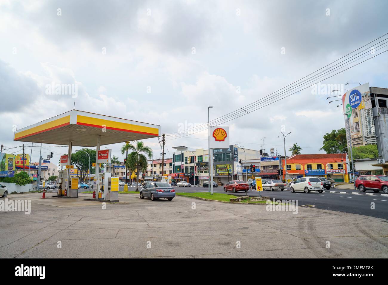 Melaka, Malesia - 25 agosto 2022 Stazione di pompa di benzina Shell in una città trafficata. Foto Stock
