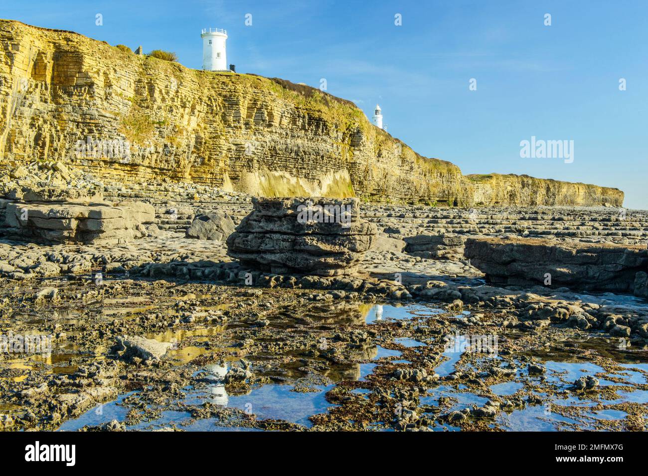 Litorale a Nash Point sulla costa Glamorgan Heritage nella vale di Glamorgan in una giornata di sole di novembre. Foto Stock