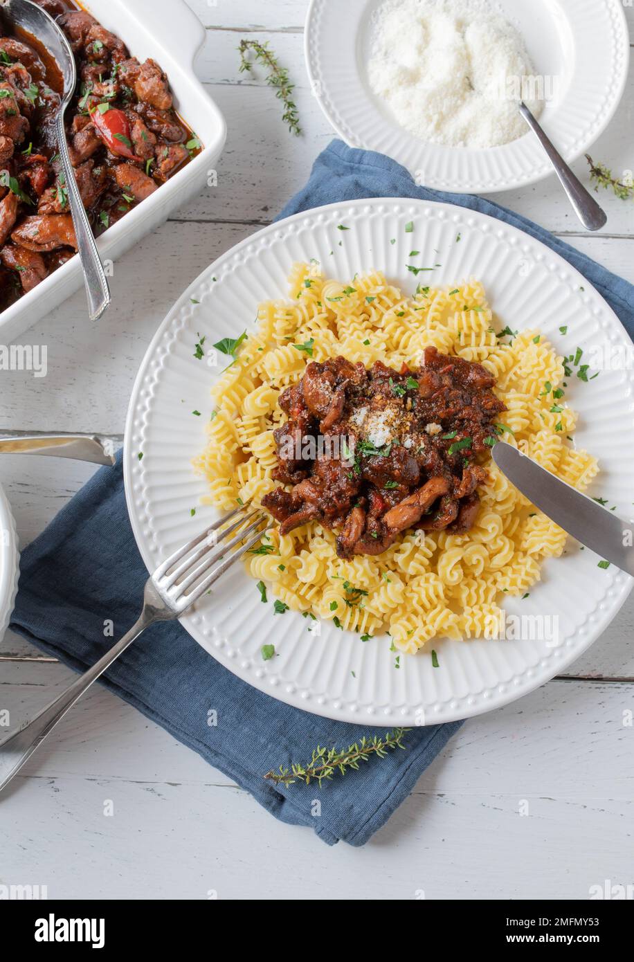 Pasta con stufato di pollo e parmigiano su un piatto Foto Stock