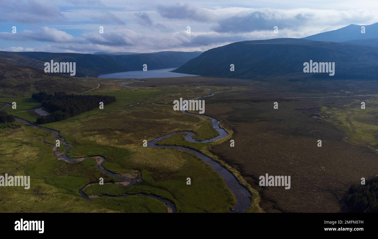 Vista aerea del fiume Muick e del Loch Muick sulla tenuta Balmoral nel Parco Nazionale di Cairngorms nelle Highlands scozzesi, Foto Stock