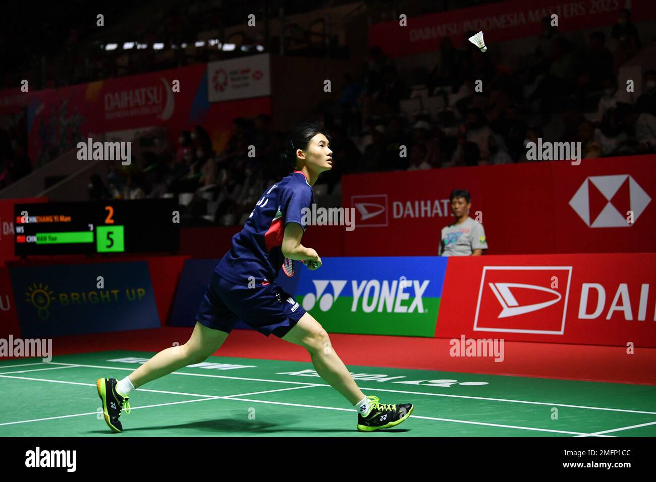 Giacarta, Indonesia. 25th Jan, 2023. Han Yue of China compete durante la partita femminile di primo turno contro il suo connazionale Zhang Yiman all'Indonesia Masters 2023 di Giacarta, Indonesia, 25 gennaio 2023. Credit: Xu Qin/Xinhua/Alamy Live News Foto Stock