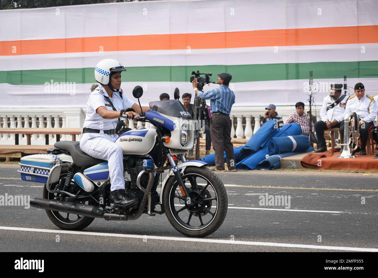 Kolkata Police Lady Officers in moto si preparano a partecipare alla prossima sfilata della Giornata della Repubblica Indiana a Indira Gandhi Sarani, Kolkata, West Foto Stock