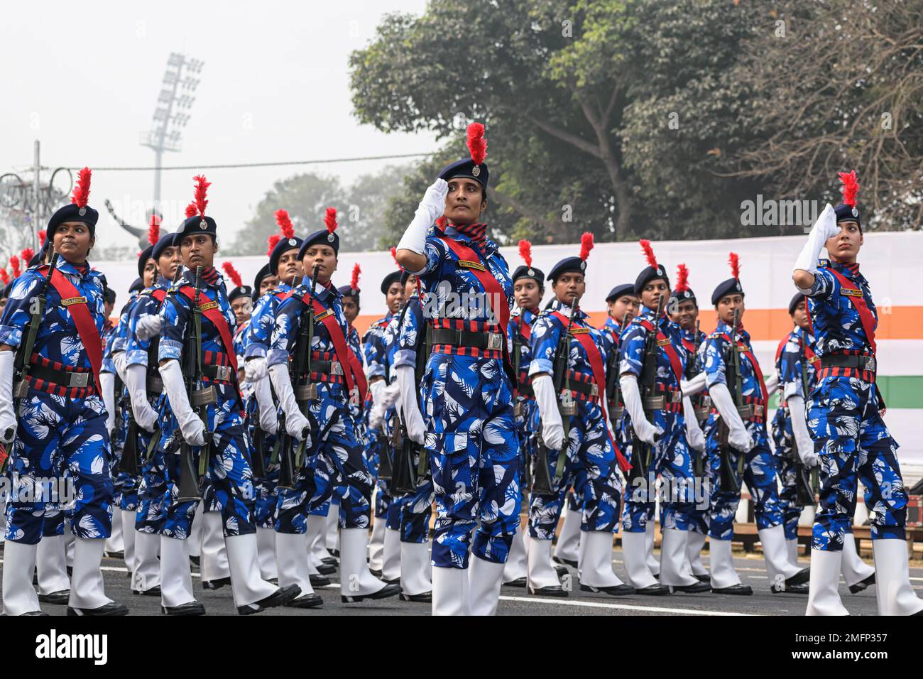 Ufficiali della polizia della Signora Indiana che si preparano per partecipare alla prossima parata della Giornata della Repubblica Indiana all'Indira Gandhi Sarani, Kolkata, Bengala Occidentale, India Foto Stock