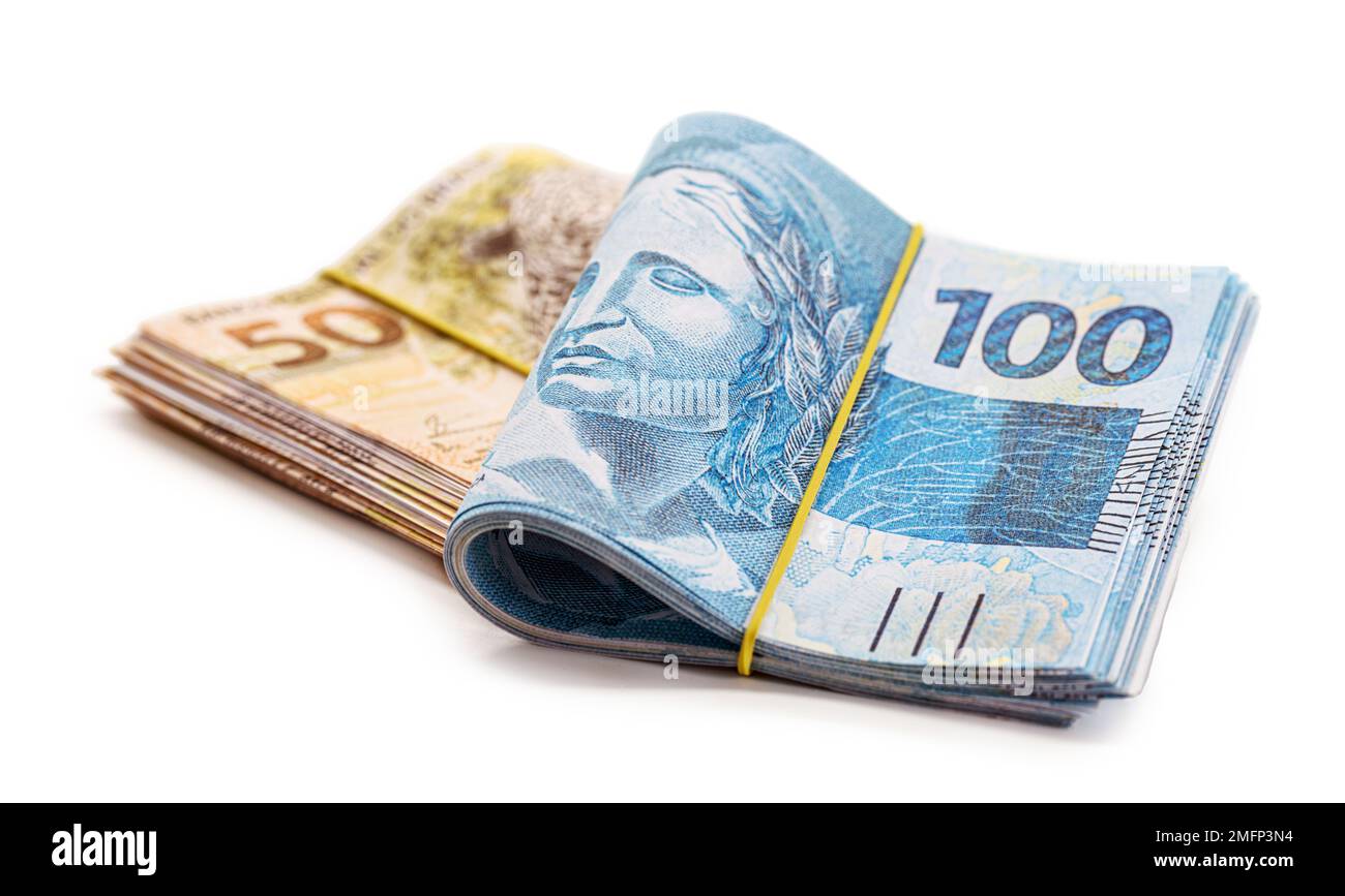 molte banconote da 100 e 50 reais, denaro brasiliano, migliaia di reais, pagamento, stipendio, su sfondo bianco isolato Foto Stock