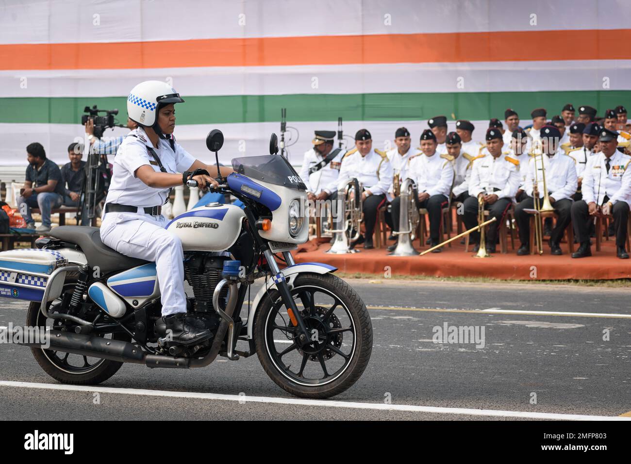 Kolkata Police Lady Officers in moto si preparano a partecipare alla prossima sfilata della Giornata della Repubblica Indiana a Indira Gandhi Sarani, Kolkata, West Foto Stock