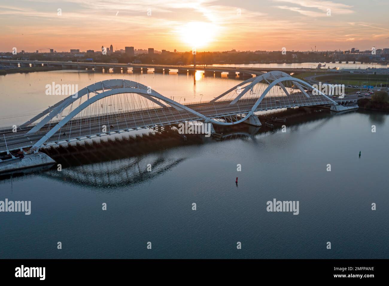 Aereo dal ponte Enneus Heerma ad Amsterdam, Paesi Bassi al crepuscolo Foto Stock