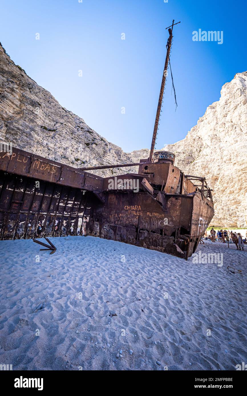 Fantastica vista del vecchio relitto arrugginito sulla spiaggia di Navagio (Smugglers Cove) sull'isola di Zante in Grecia, circondata da alte scogliere Foto Stock