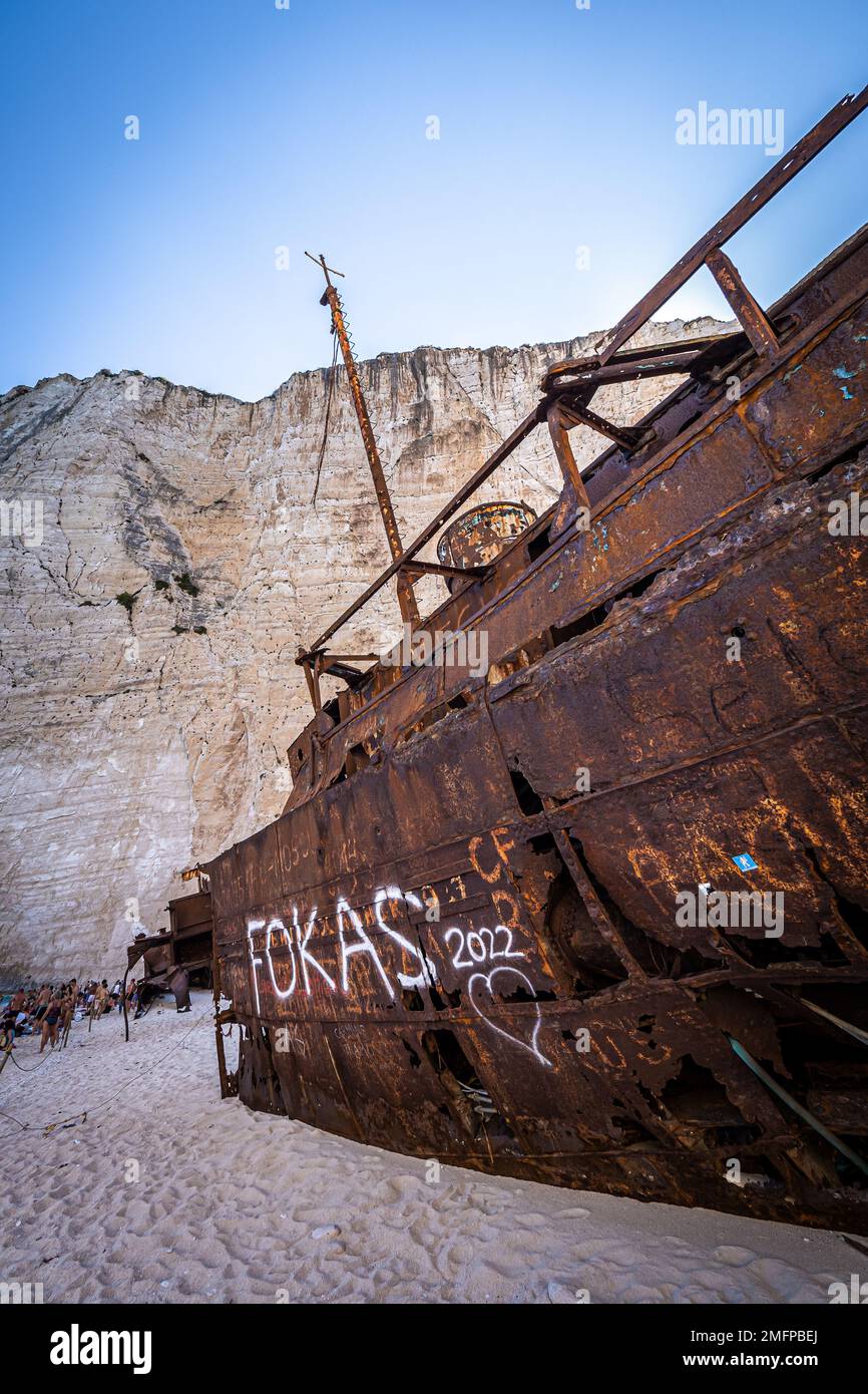 Fantastica vista del vecchio relitto arrugginito sulla spiaggia di Navagio (Smugglers Cove) sull'isola di Zante in Grecia, circondata da alte scogliere Foto Stock