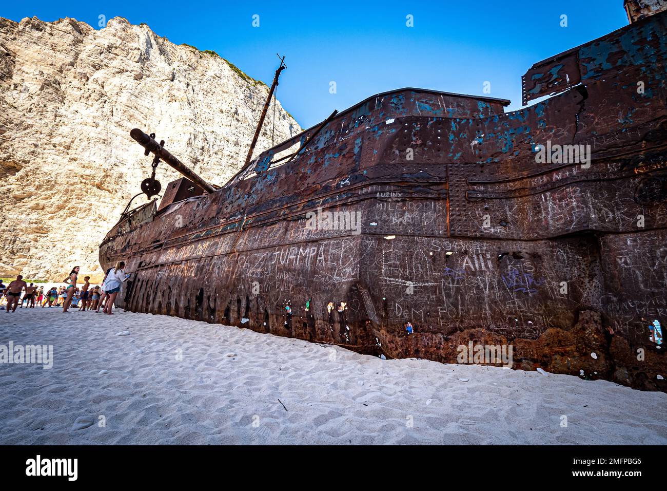 Fantastica vista del vecchio relitto arrugginito sulla spiaggia di Navagio (Smugglers Cove) sull'isola di Zante in Grecia, circondata da alte scogliere Foto Stock