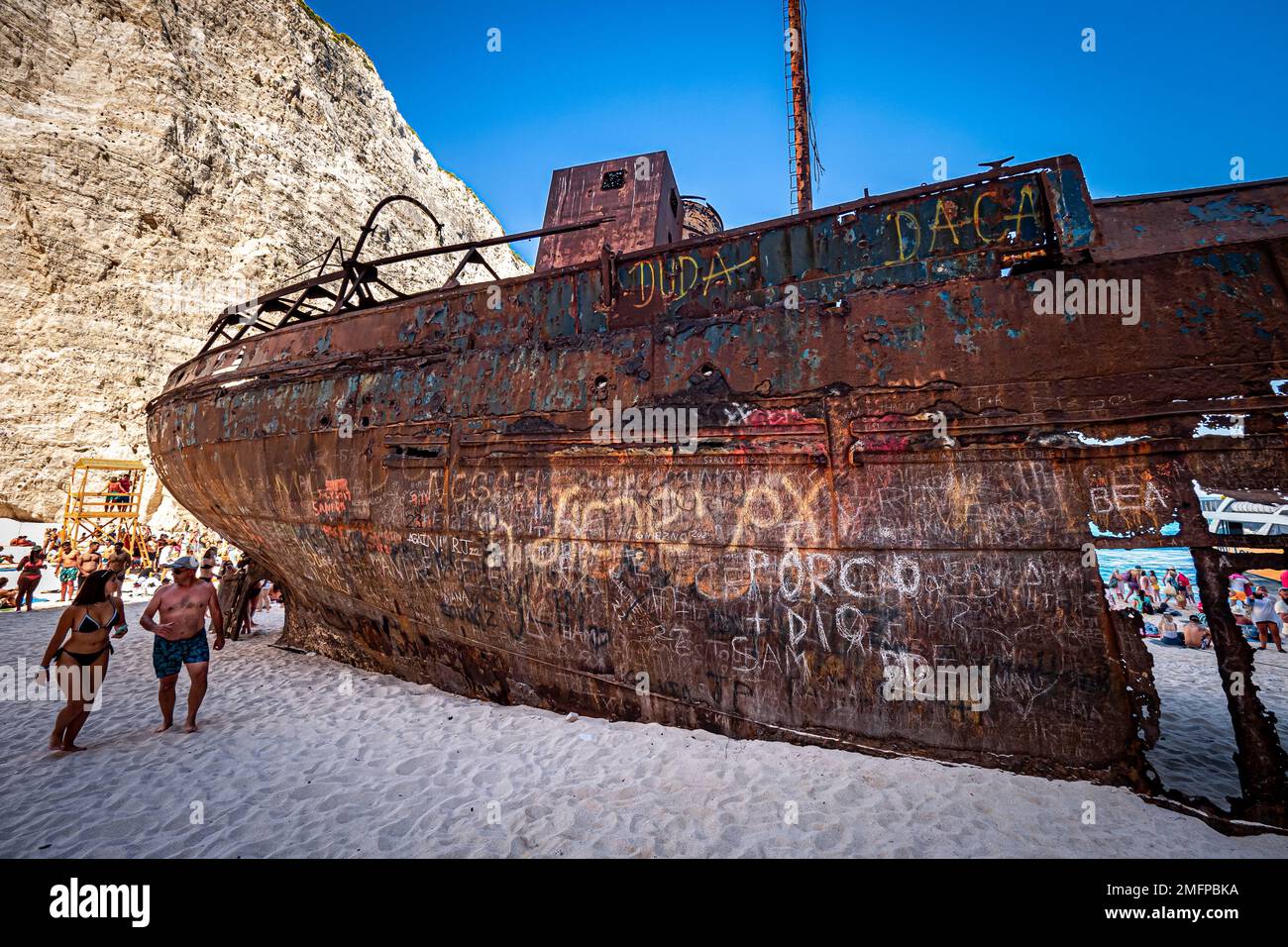 Fantastica vista del vecchio relitto arrugginito sulla spiaggia di Navagio (Smugglers Cove) sull'isola di Zante in Grecia, circondata da alte scogliere Foto Stock