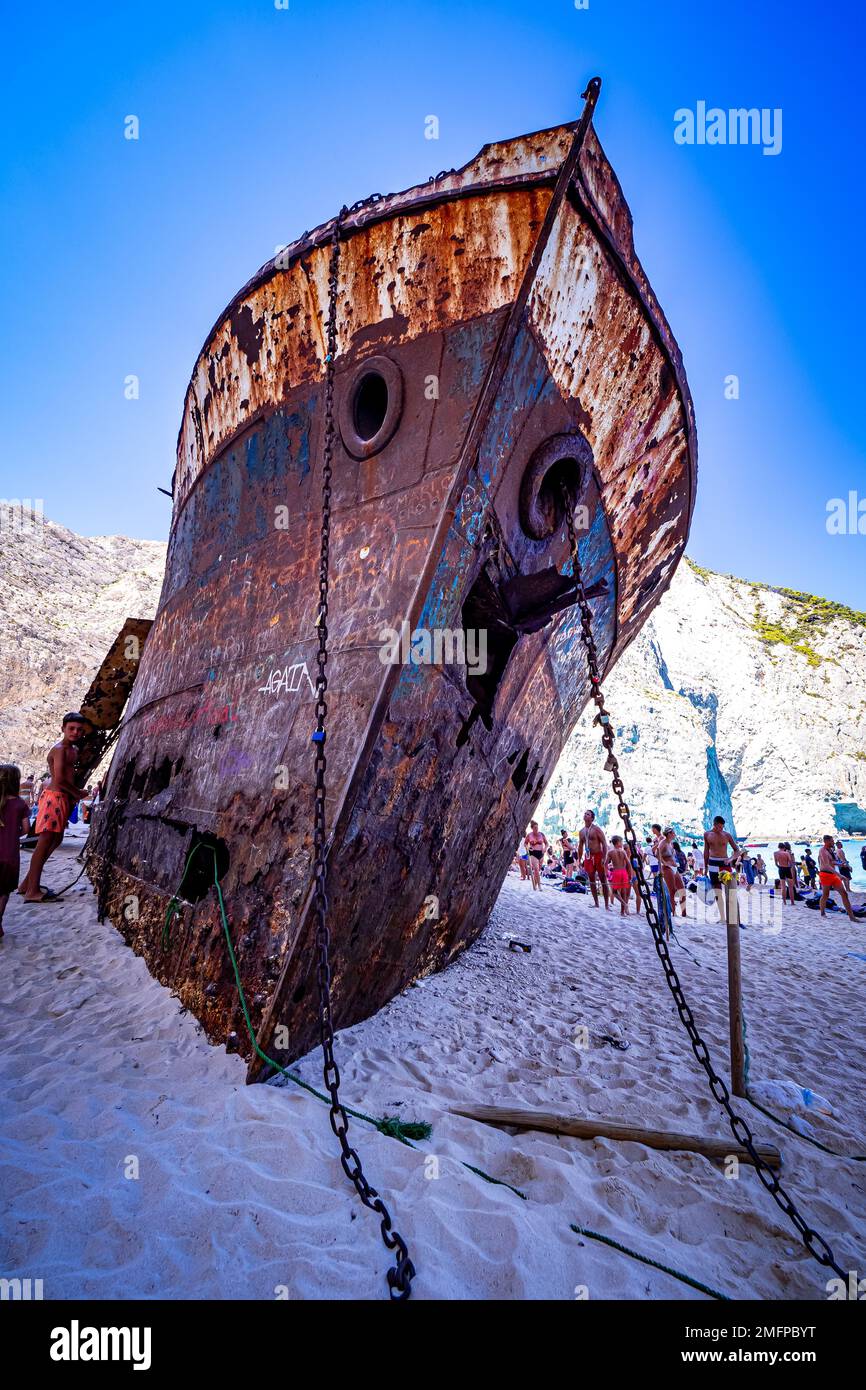 Fantastica vista del vecchio relitto arrugginito sulla spiaggia di Navagio (Smugglers Cove) sull'isola di Zante in Grecia, circondata da alte scogliere Foto Stock