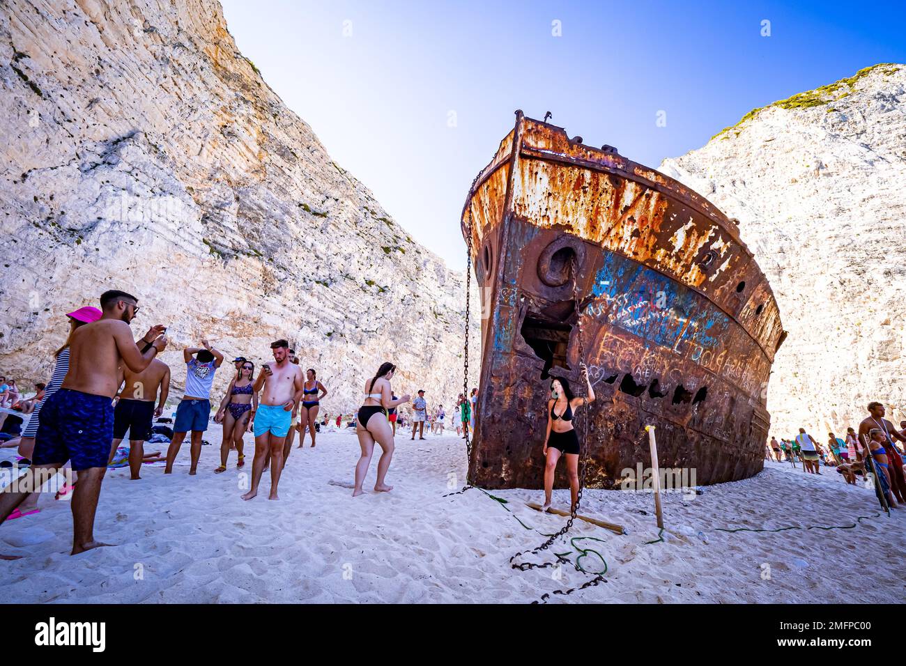 Vista panoramica del vecchio relitto arrugginito sulla spiaggia di Navagio (Smugglers Cove) sull'isola di Zante in Grecia, circondata da alte scogliere Foto Stock