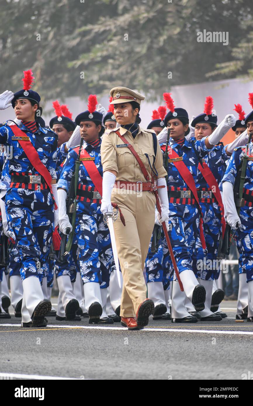 Ufficiali della polizia della Signora Indiana che si preparano per partecipare alla prossima parata della Giornata della Repubblica Indiana all'Indira Gandhi Sarani, Kolkata, Bengala Occidentale, India Foto Stock