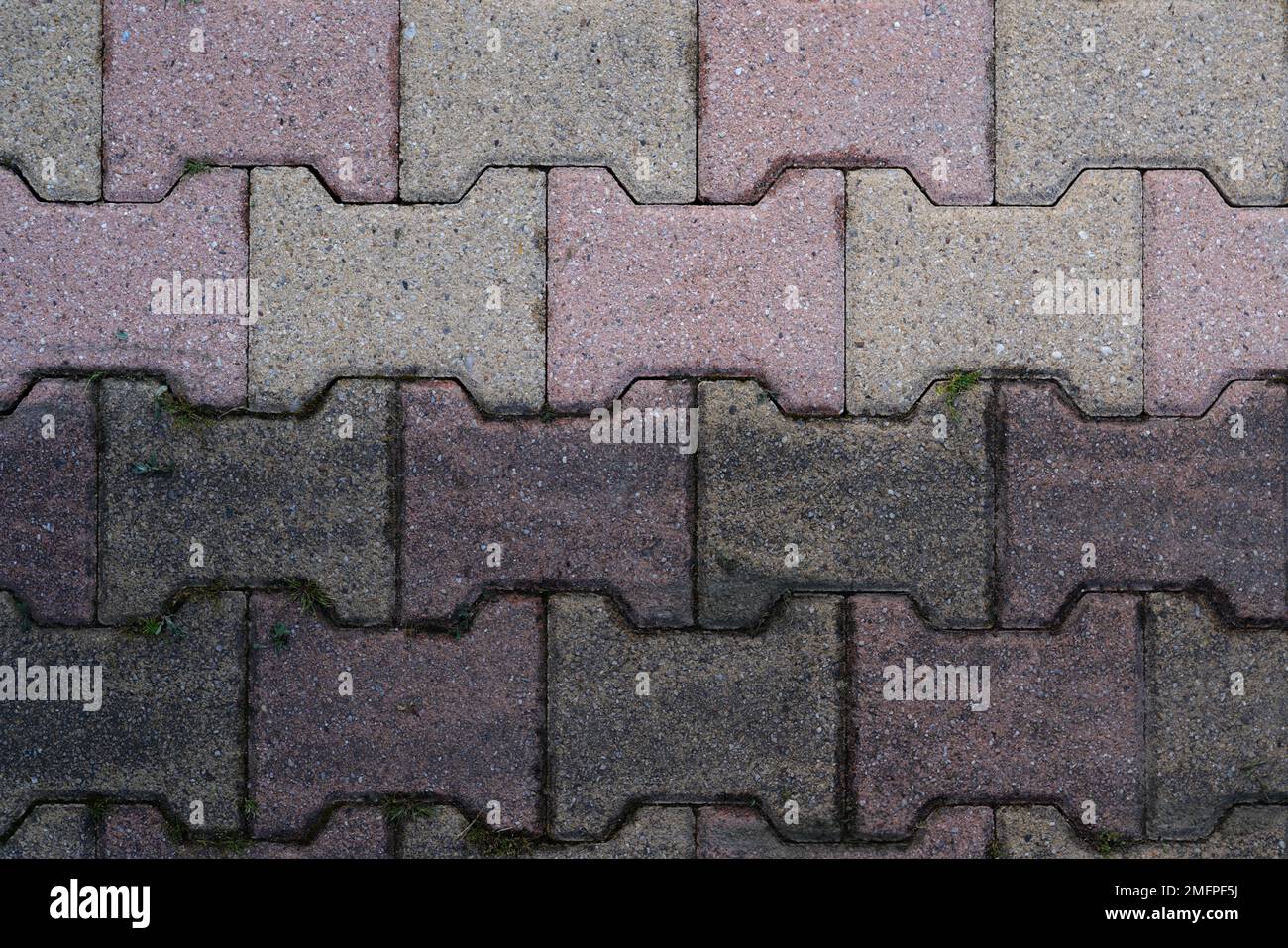 pavimenti autobloco lastre pavimentazione pulire sporco con getto ad alta pressione prima e dopo la pulizia Foto Stock