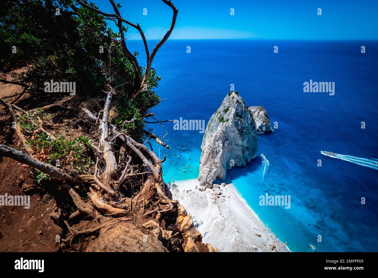 Un grande tour in barca passando dalla spiaggia di Myzithres, un promontorio appartato e uno dei luoghi più belli dell'isola di Zante, Zante, Grecia Foto Stock