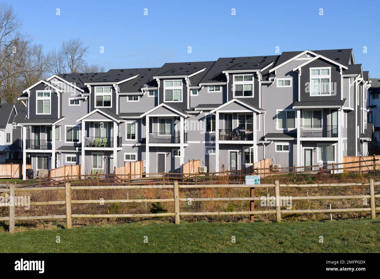 Duvall, WA, USA - 23 gennaio 2023; nuove costruzioni e unità occupate a Duvall Townhomes dietro l'area di protezione della crescita nativa Foto Stock