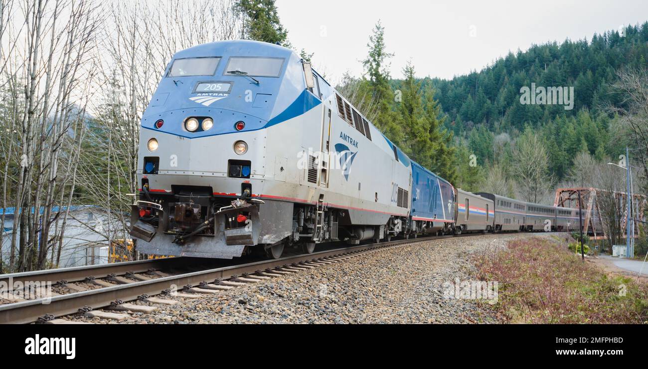 Index, WA, USA - 16 gennaio 2023; treno con cuccetta Amtrak Empire Builder in viaggio intorno ad una curva in inverno Foto Stock